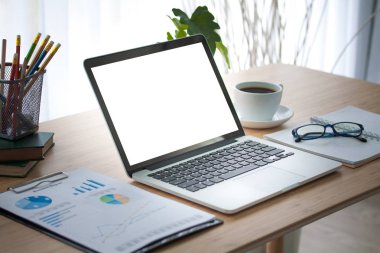 Masa üstünde laptop. Çalışma yer tablosu. 