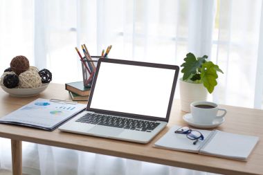 Masa üstünde laptop. Çalışma yer tablosu. 