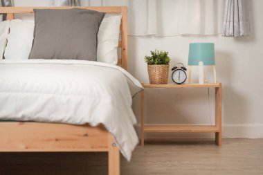 Otel yatak odası iç tasarım. Beyaz yatak odası ayarı stüdyo için 