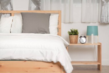 Otel yatak odası iç tasarım. Beyaz yatak odası ayarı stüdyo için 