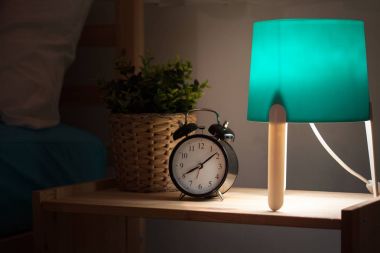 Otel yatak odası iç tasarım. Beyaz yatak odası ayarı stüdyo için 