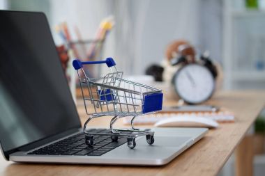 Mini alışveriş sepeti bilgisayar laptop. İş kavramı.
