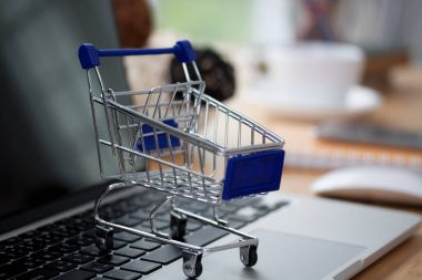 Mini alışveriş sepeti bilgisayar laptop. İş kavramı.