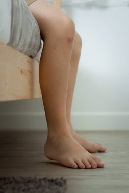 Çocuk çıplak ayak fotoğraf yatağın altından