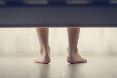 Çocuk çıplak ayak fotoğraf yatağın altından