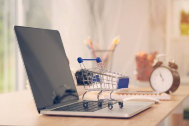 Mini alışveriş sepeti bilgisayar laptop. İş kavramı.