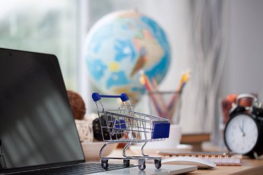 Mini alışveriş sepeti bilgisayar laptop. İş kavramı.