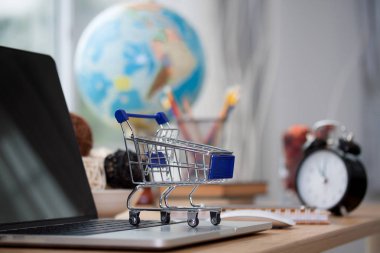 Mini alışveriş sepeti bilgisayar laptop. İş kavramı.