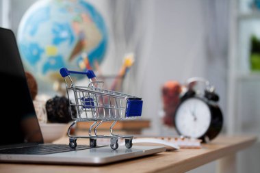 Mini alışveriş sepeti bilgisayar laptop. İş kavramı.