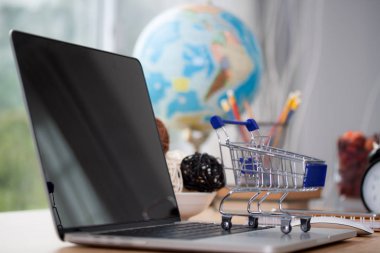 Mini alışveriş sepeti bilgisayar laptop. İş kavramı.