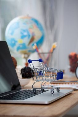 Mini alışveriş sepeti bilgisayar laptop. İş kavramı.
