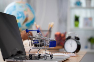 Mini alışveriş sepeti bilgisayar laptop. İş kavramı.