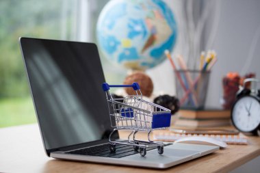 Mini alışveriş sepeti bilgisayar laptop. İş kavramı.