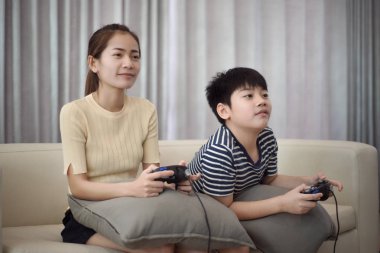 Asyalı kadın Asyalı çocuk iskambil video spor ev ile