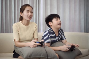 Asyalı kadın Asyalı çocuk iskambil video spor ev ile