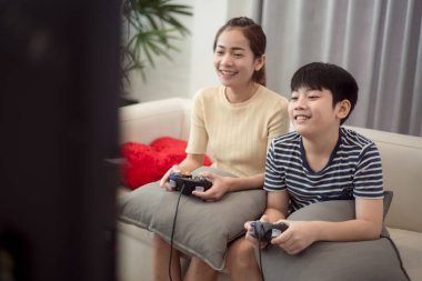 Asyalı kadın Asyalı çocuk iskambil video spor ev ile