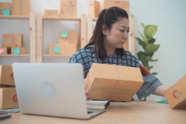 Asyalı kadın evde dizüstü bilgisayarda çalışma office. Portre kadar kapatın 