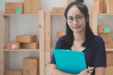 Genç Asyalı kadın çalışma evde, bağlantılı genç işe başlamak