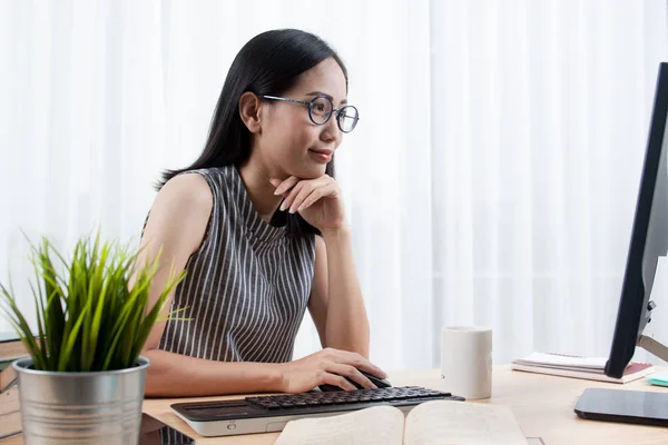 Mulher Asiática Trabalhando Casa Compras Online — Fotografia de Stock