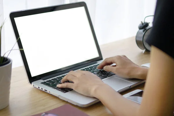 evde olan dizüstü bilgisayar üzerinde çalışan kadın