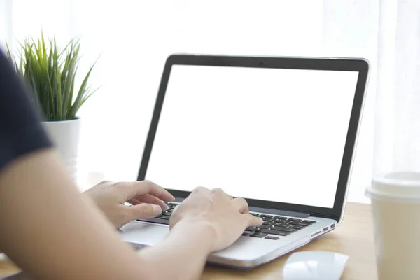 evde olan dizüstü bilgisayar üzerinde çalışan kadın