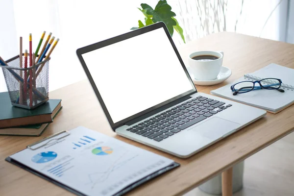 Laptop auf dem Tisch. Arbeitstisch. — Stockfoto