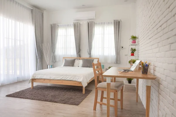Otel yatak odası iç tasarım. Beyaz yatak odası ayarı stüdyo için — Stok fotoğraf