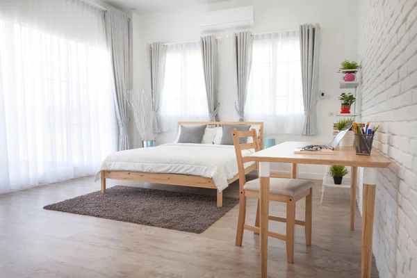 Hotelschlafzimmer Innenarchitektur. weißes Schlafzimmer Einstellstudio für — Stockfoto