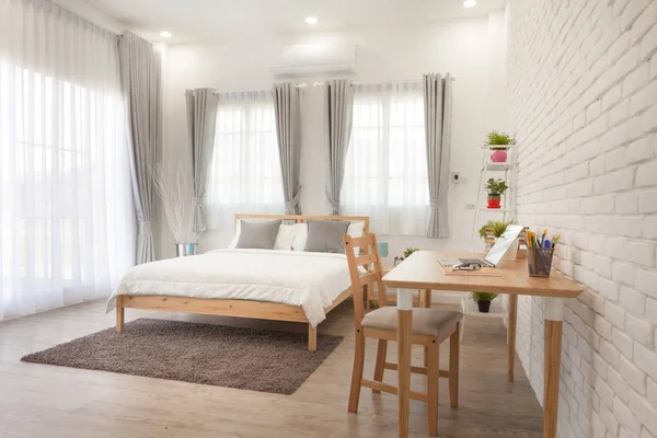 ホテルのベッドルームのインテリア デザイン。白い寝室設定スタジオ — ストック写真