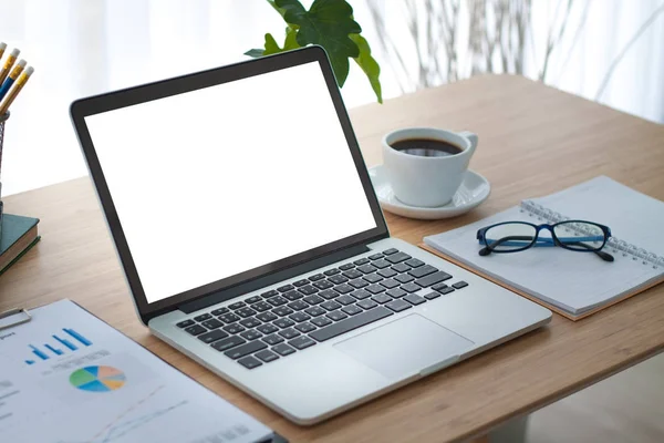 Laptop auf dem Tisch. Arbeitstisch. — Stockfoto