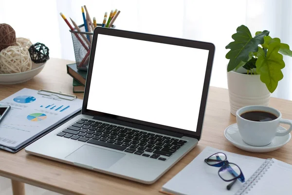 Laptop na mesa. Quadro do local de trabalho . — Fotografia de Stock