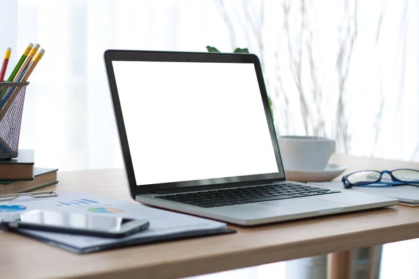 Laptop auf dem Tisch. Arbeitstisch. — Stockfoto