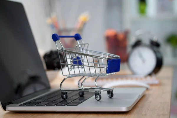 Mini-Warenkorb auf Computer-Laptop. Geschäftskonzept. — Stockfoto