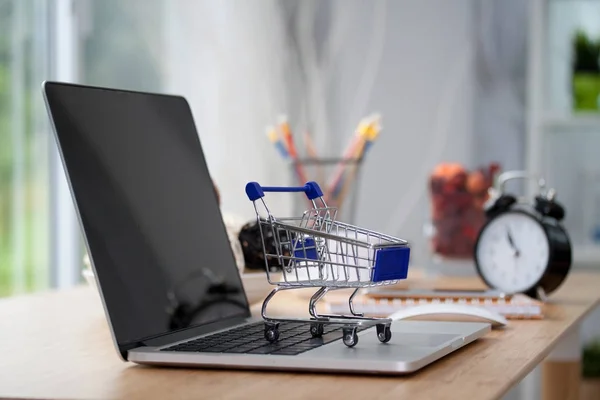 Mini alışveriş sepeti bilgisayar laptop. İş kavramı.