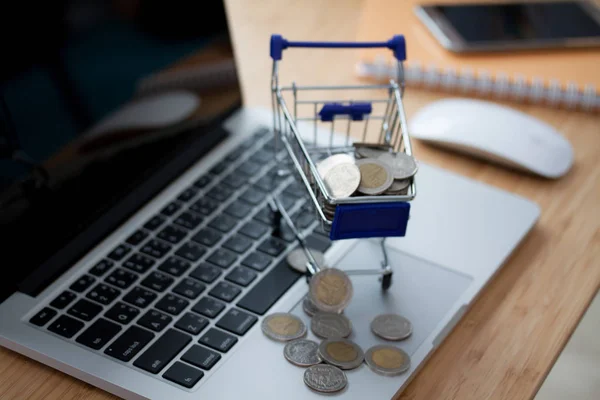 Mini shopping cart on computer laptop. Business concept. — Stock Photo, Image