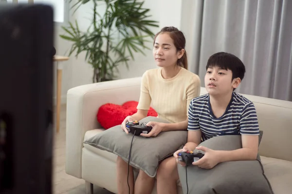 アジアの少年のビデオゲームを自宅でアジアの女性 — ストック写真