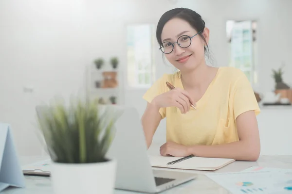 Asyalı kadın evde dizüstü bilgisayarda çalışma office. Portre kadar kapatın 