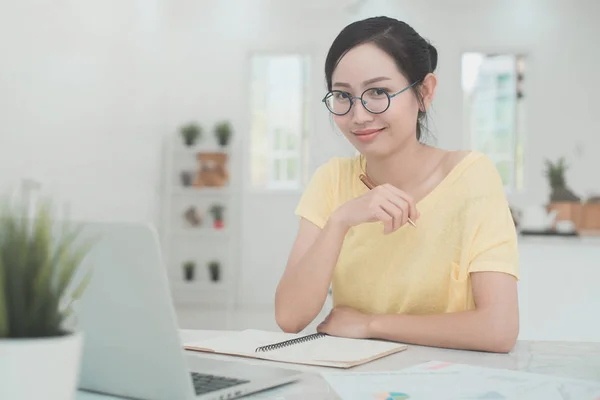 Femme asiatique travaillant sur ordinateur portable au bureau à la maison. Gros plan portrait — Photo