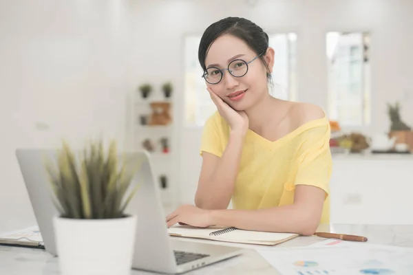 Jeune femme asiatique Travailler à la maison, Jeune entreprise démarrage onlin — Photo