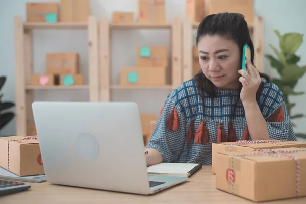 Femme asiatique travaillant sur ordinateur portable au bureau à la maison. Gros plan portrait — Photo