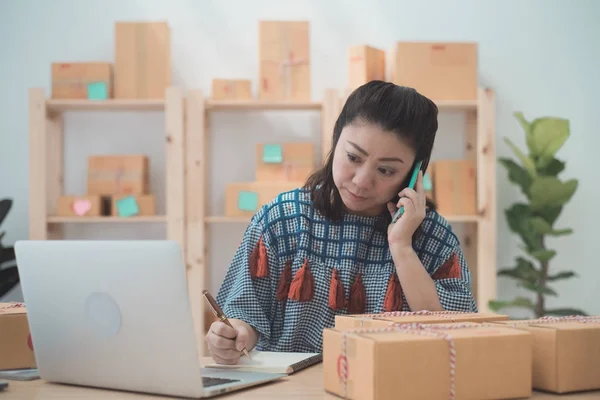 Femme asiatique travaillant sur ordinateur portable au bureau à la maison. Gros plan portrait — Photo