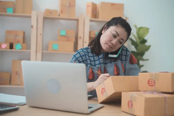 Femme asiatique travaillant sur ordinateur portable au bureau à la maison. Gros plan portrait — Photo