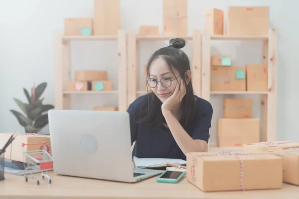 Jeune femme asiatique Travailler à la maison, Jeune entreprise démarrage onlin — Photo