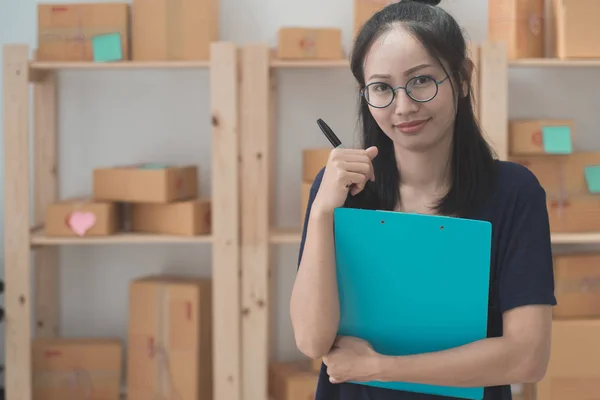 Genç Asyalı kadın çalışma evde, bağlantılı genç işe başlamak