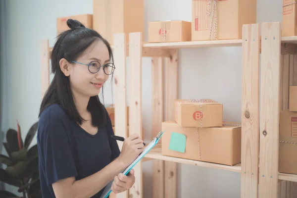 Jeune femme asiatique Travailler à la maison, Jeune entreprise démarrage onlin — Photo