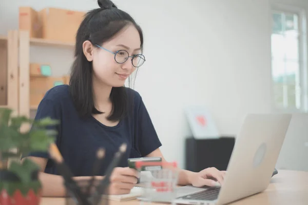 Jeune femme asiatique Travailler à la maison, Jeune entreprise démarrage onlin — Photo