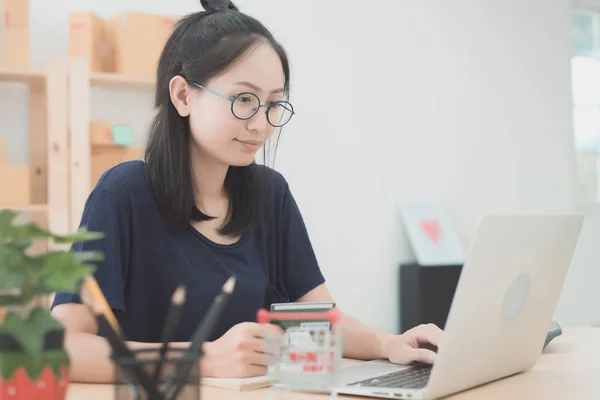 Jovem mulher asiática Trabalhando em casa, Jovem empresa start up onlin — Fotografia de Stock