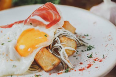 Jambon kızarmış yumurta ve patates derin kızarmış. İspanyol kahvaltı cuis