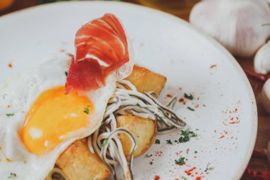 Jambon kızarmış yumurta ve patates derin kızarmış. İspanyol kahvaltı cuis