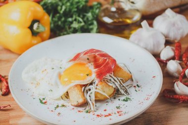 Jambon kızarmış yumurta ve patates derin kızarmış. İspanyol kahvaltı cuis